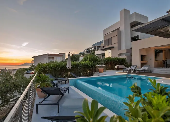 Amazing Home In Makarska With Kitchen